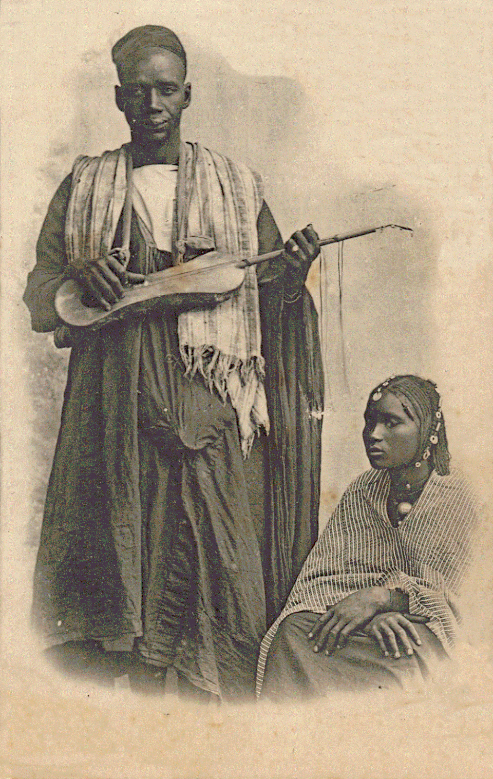 Senegalese halamkat player holding a khalam