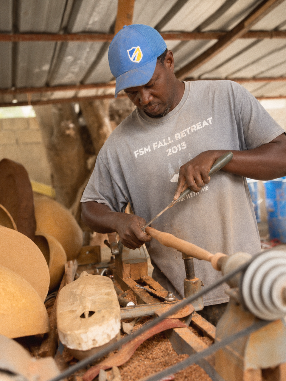 Abdoulaye Traoré Diop turning a xalam neck on the lathe