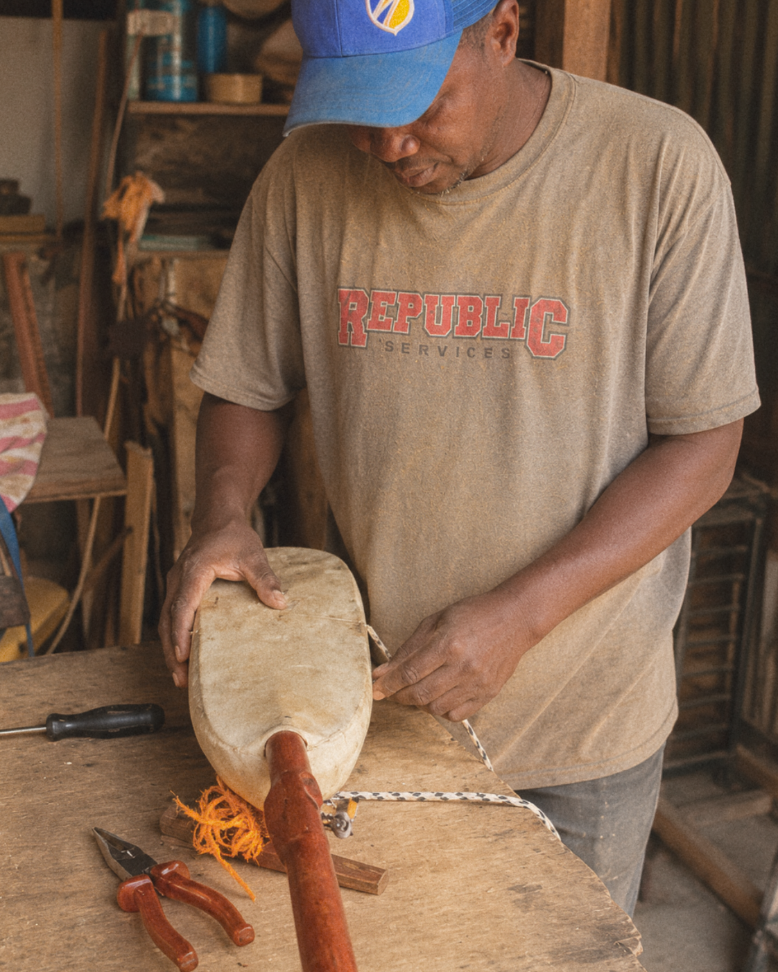 Abdoulaye Traoré Diop turning a xalam neck on a lathe