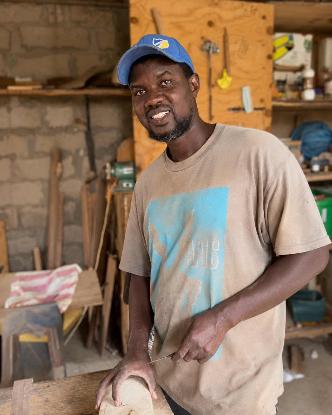 Abdoulaye Traoré Diop polishing a xalam body